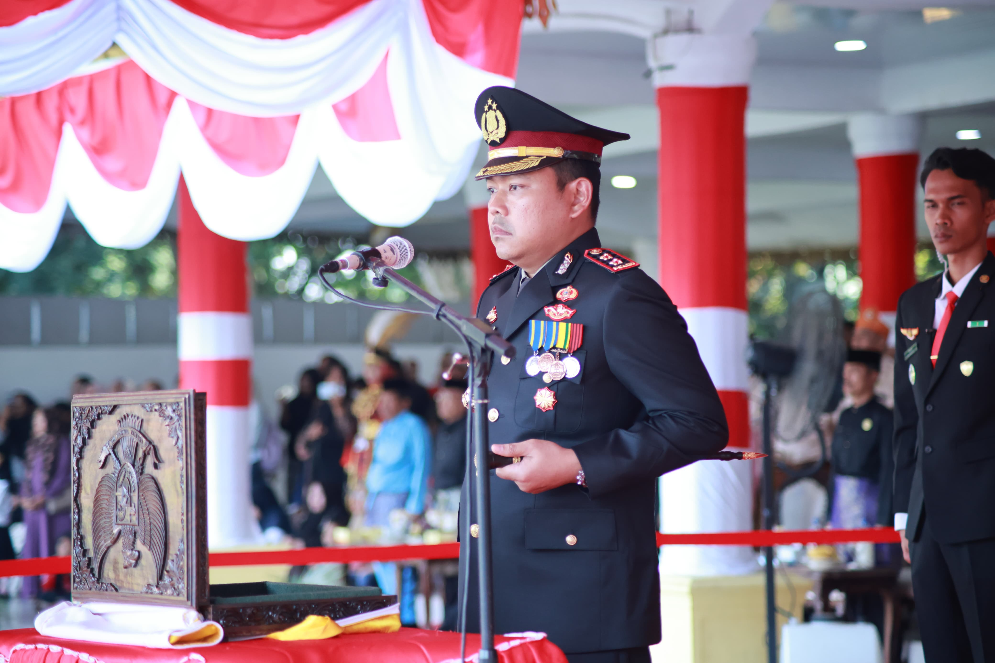 Kapolres Langkat Pimpin Upacara Penurunan Bendera HUT Ke-81 RI