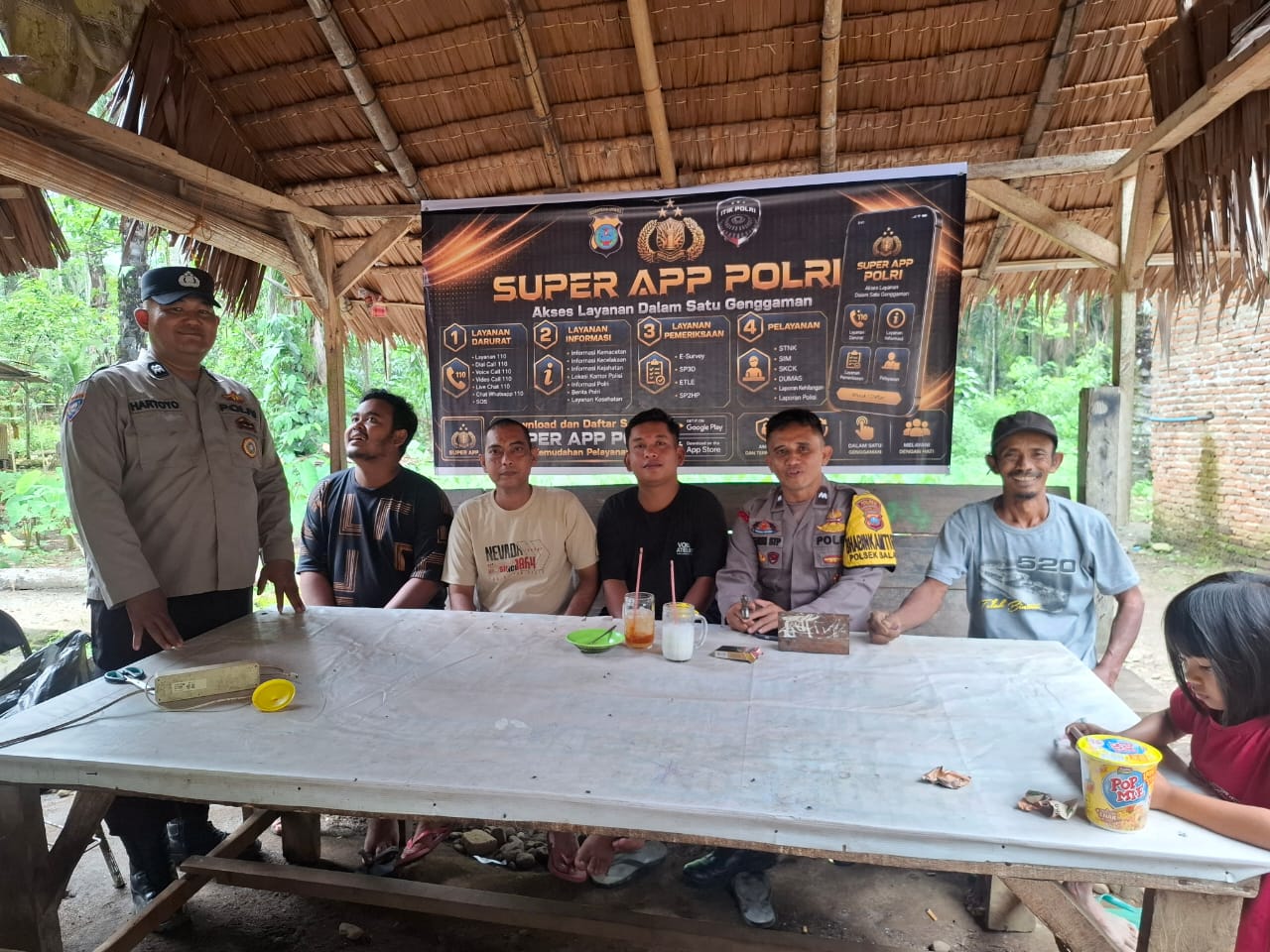 Bhabinkamtibmas Polsek Salapian Sosialisasikan Aplikasi Super APP Polri kepada Masyarakat