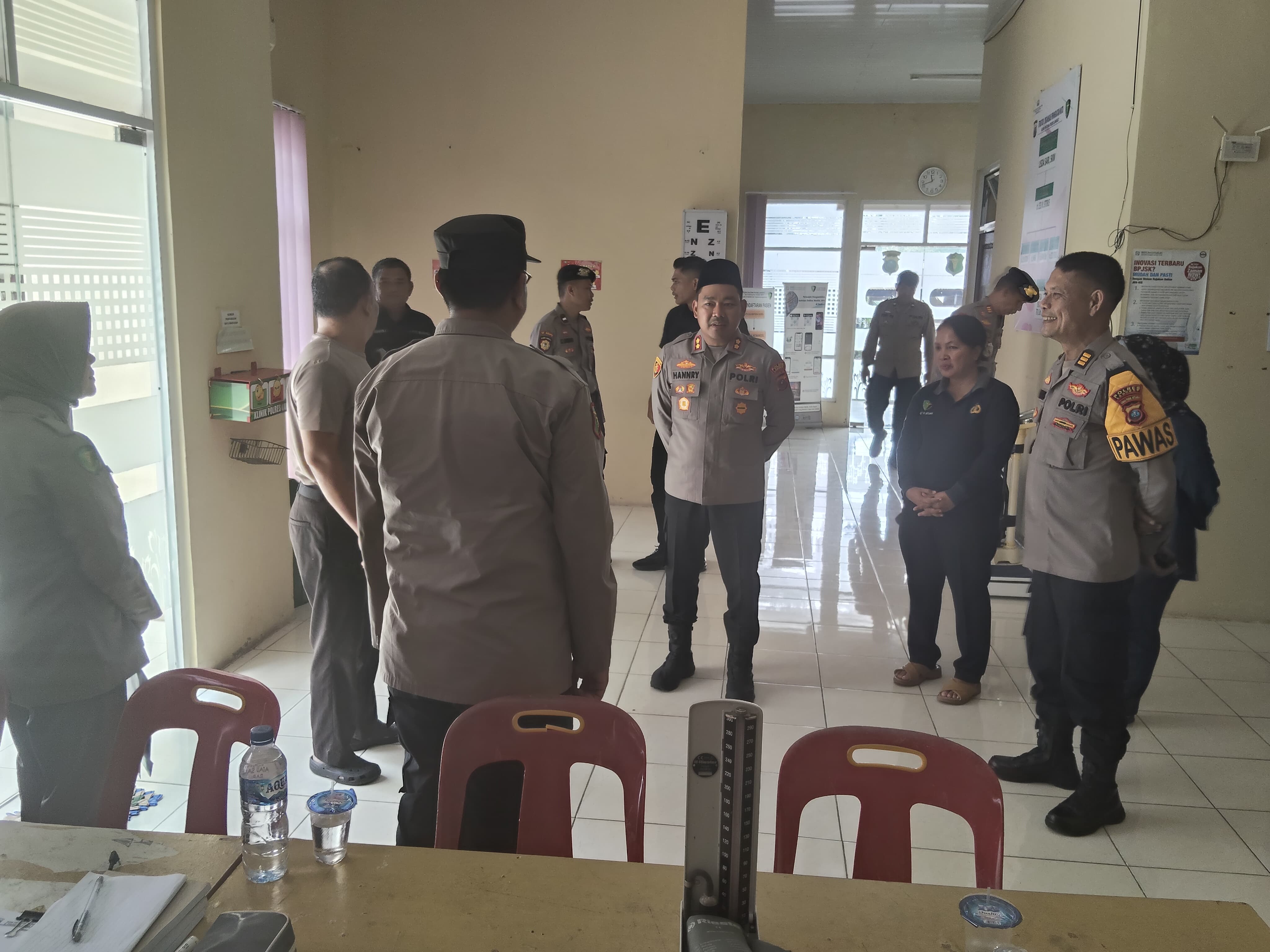 Kapolres Langkat Kunjungi Klinik Polres, Berikan Dukungan Moril kepada Anggota dengan Penyakit Menahun