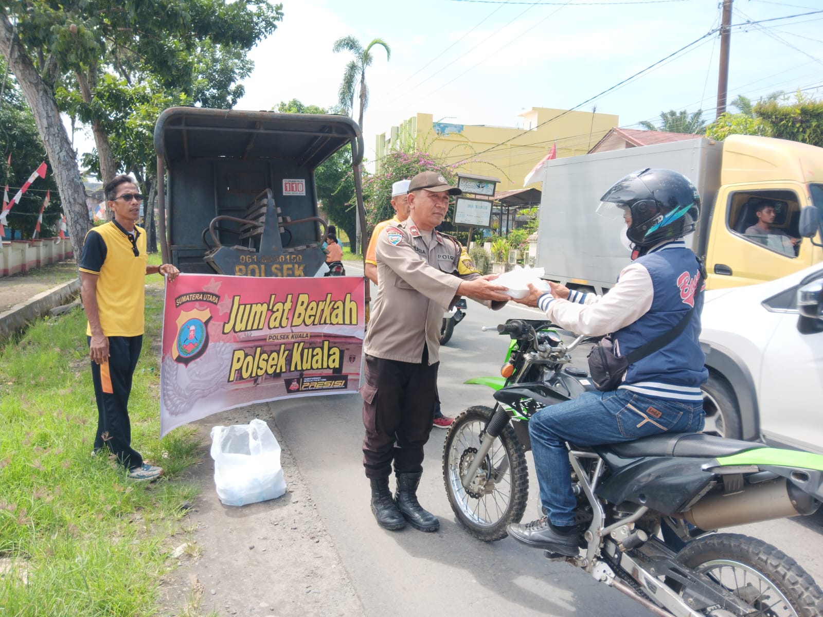 Polsek Kuala, Berbagi Nasi Kotak Sambil Pererat Kedekatan dengan Masyarakat