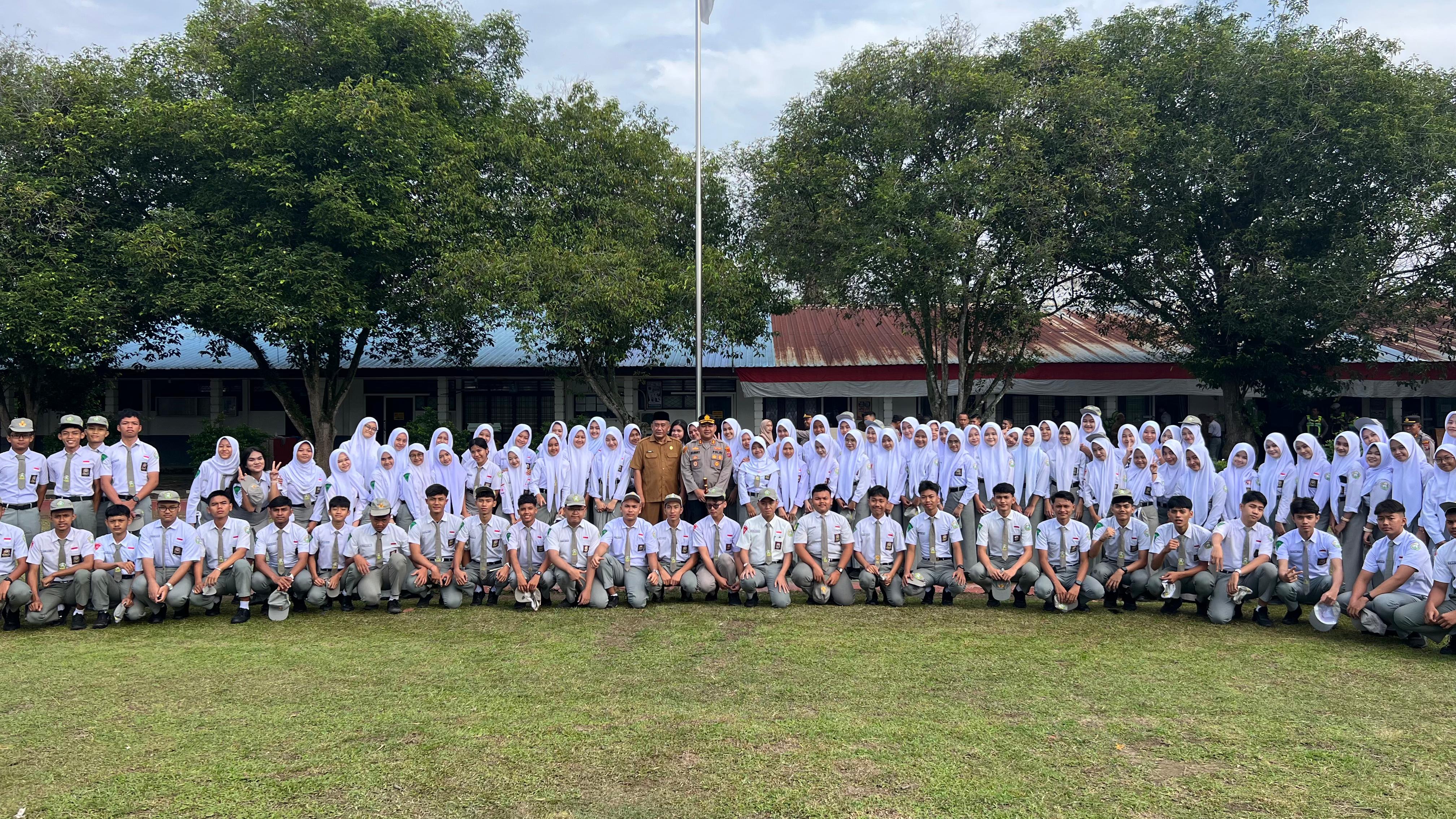 Kapolres Langkat Jadi Pembina Upacara di SMA N 1 Stabat, Berikan Motivasi dan Edukasi Kamtibmas kepada Pelajar