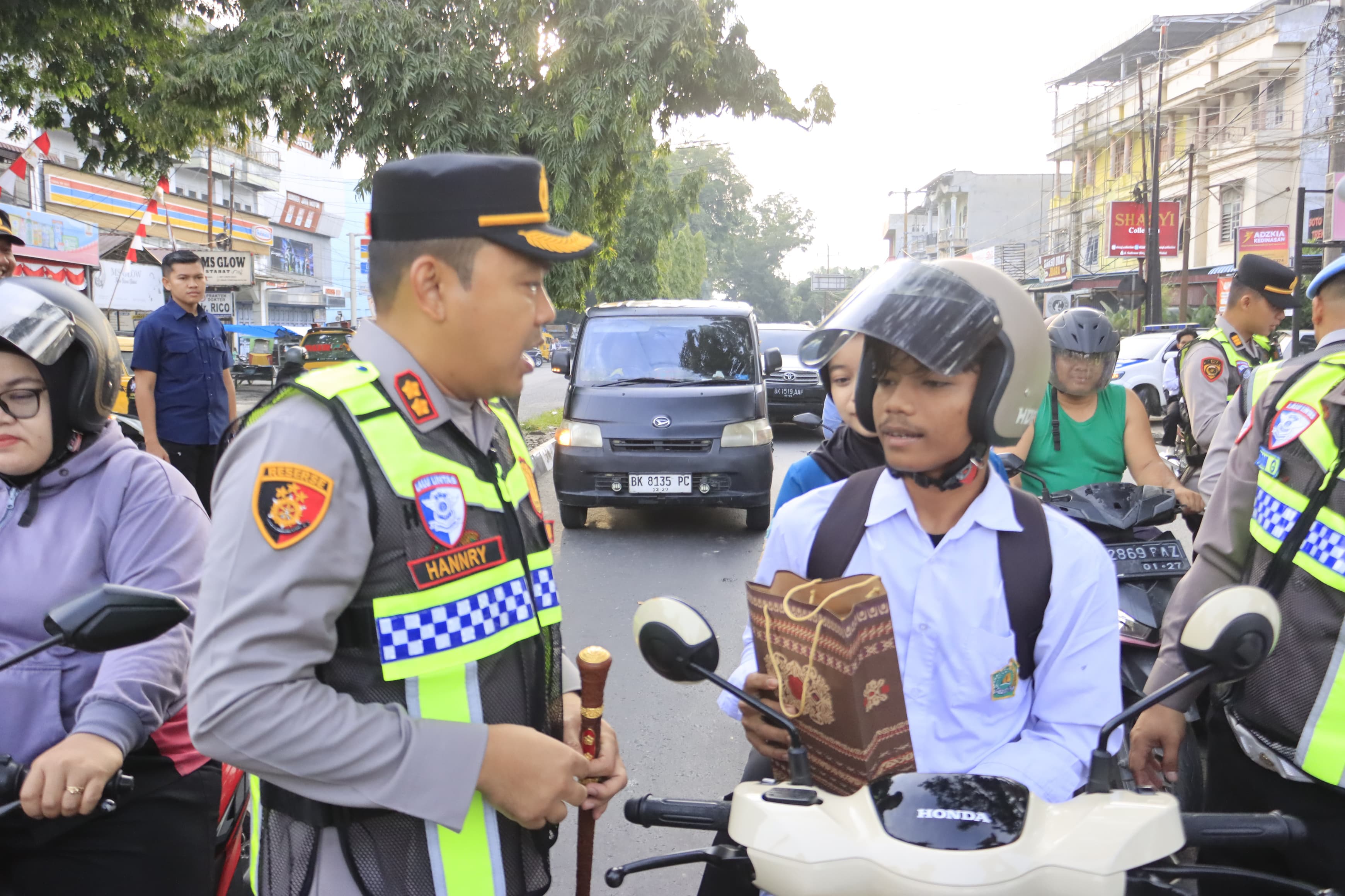 Kapolres Langkat Beri Bingkisan untuk Pegendara yang Tertib Berlalu Lintas