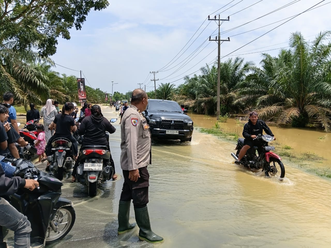 Banjir Rendam Jalan Sumor bor-Tanjung Selamat, Polsek Padang Tualang Sigap Atur Lalu Lintas