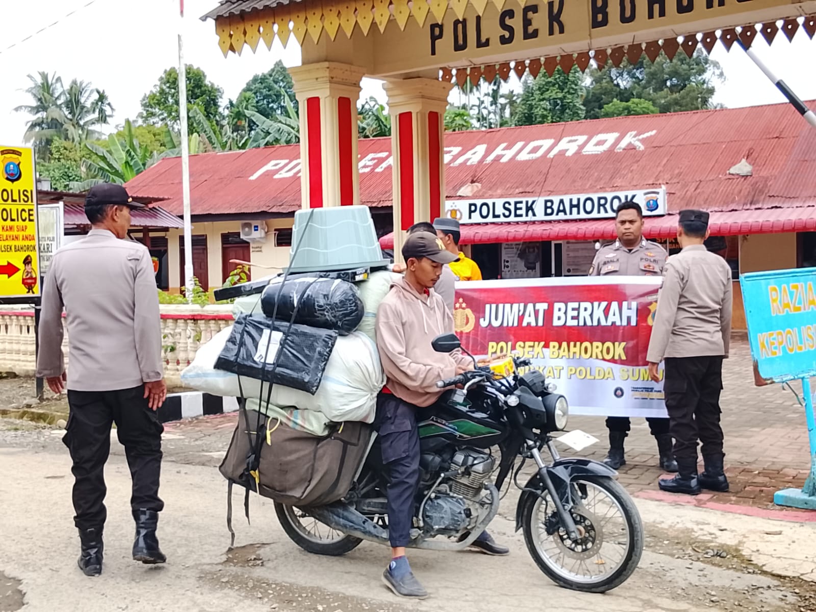 Jum'at Berkah, Polisi Bagikan Nasi Kotak Kepada masyarakat Bahorok