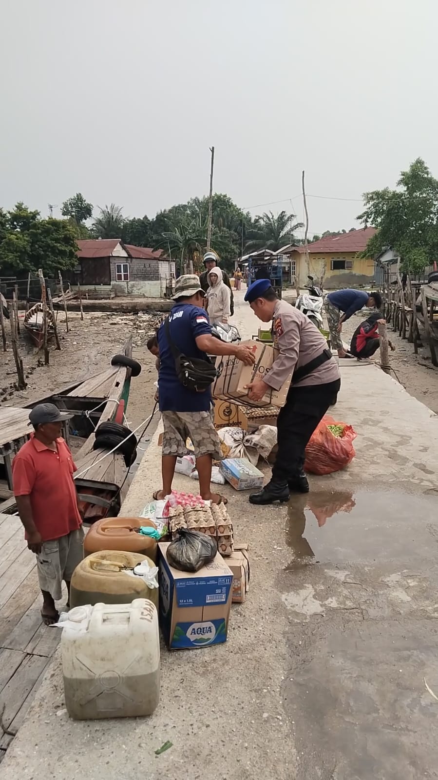 Patroli Sambang Nelayan, Satpolairud Polres Langkat Sampaikan Imbauan Waspada Cuaca Ekstrem