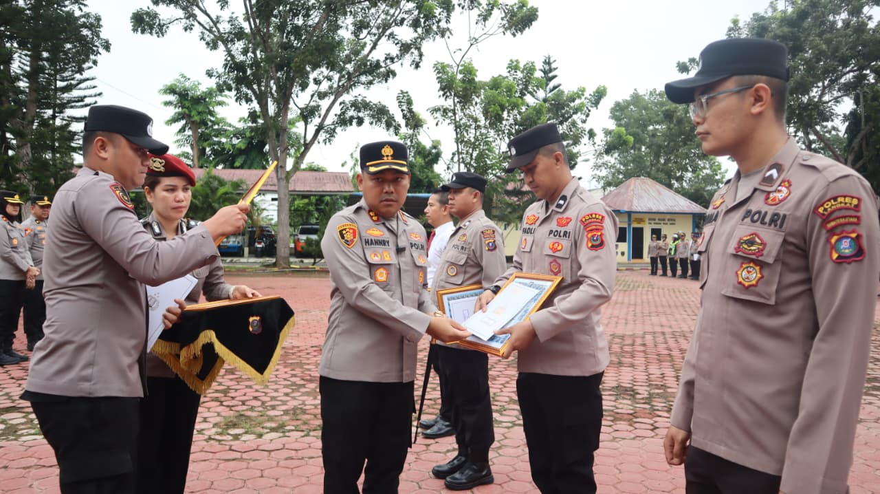 Pimpin Apel Pagi, Kapolres Langkat Beri Penghargaan kepada Personel Berprestasi
