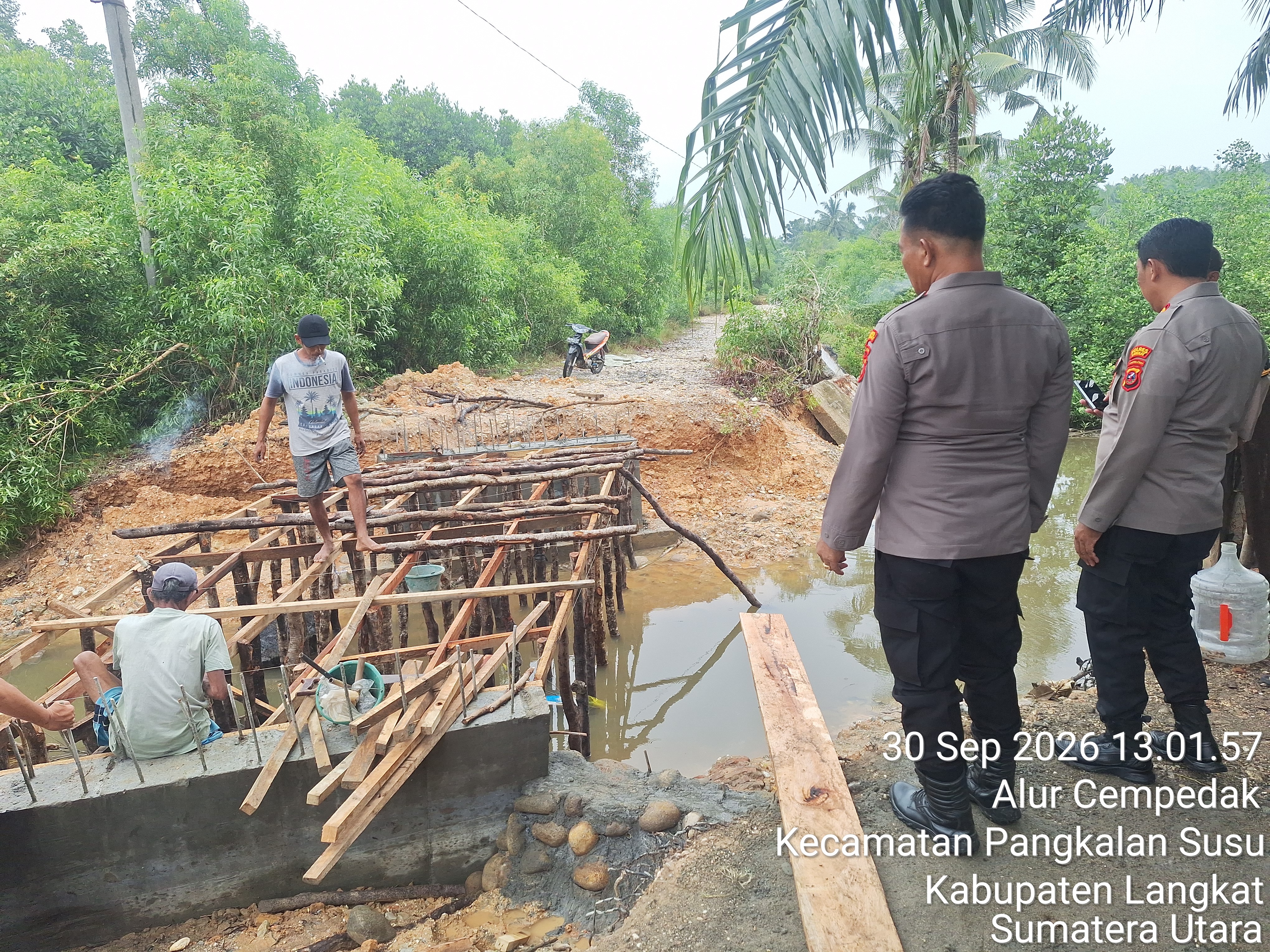 Pastikan Pembangunan Berjalan, Polsek Pangkalan Susu Monitoring Jembatan Merah Putih