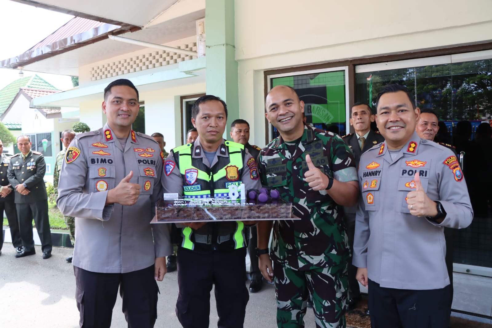 Kapolres Binjai dan Kapolres Langkat Berikan Surprise HUT TNI ke-81, Perkuat Sinergitas TNI-Polri