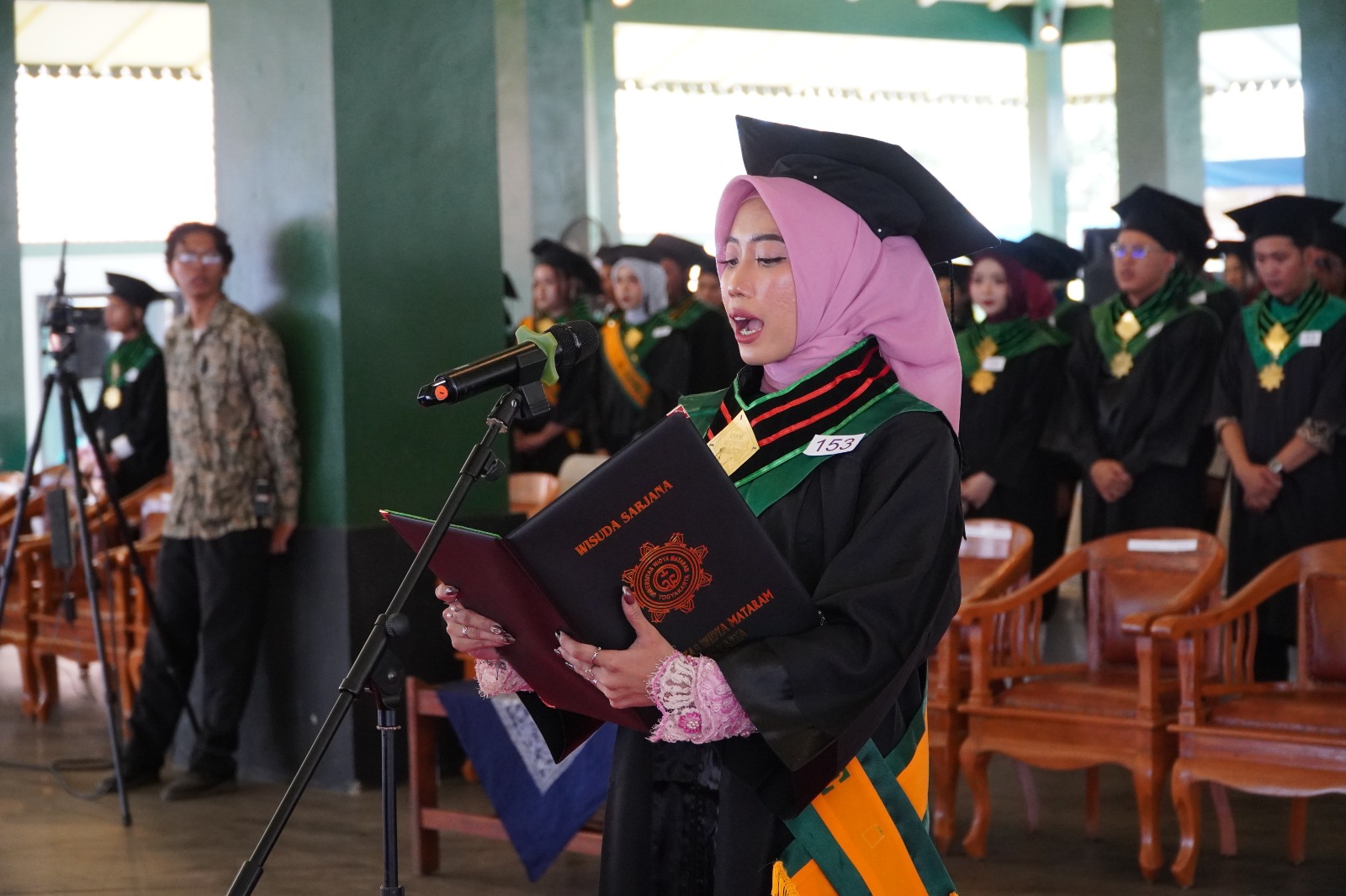 UWM Wisuda 176 Lulusan Rektor: Jadilah Manusia yang Mampu Mendesain dan Memanfaatkan Teknologi
