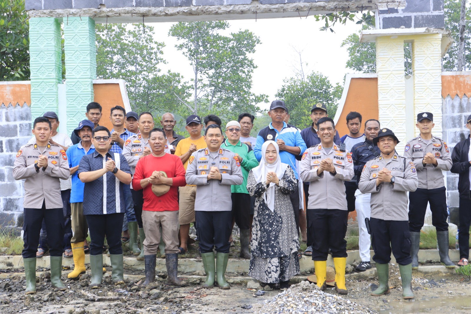 Kapolres Langkat Bersama Masyarakat Tanam Mangrove, Jaga Ekosistem Pesisir dan Dukung Ekonomi Nelayan