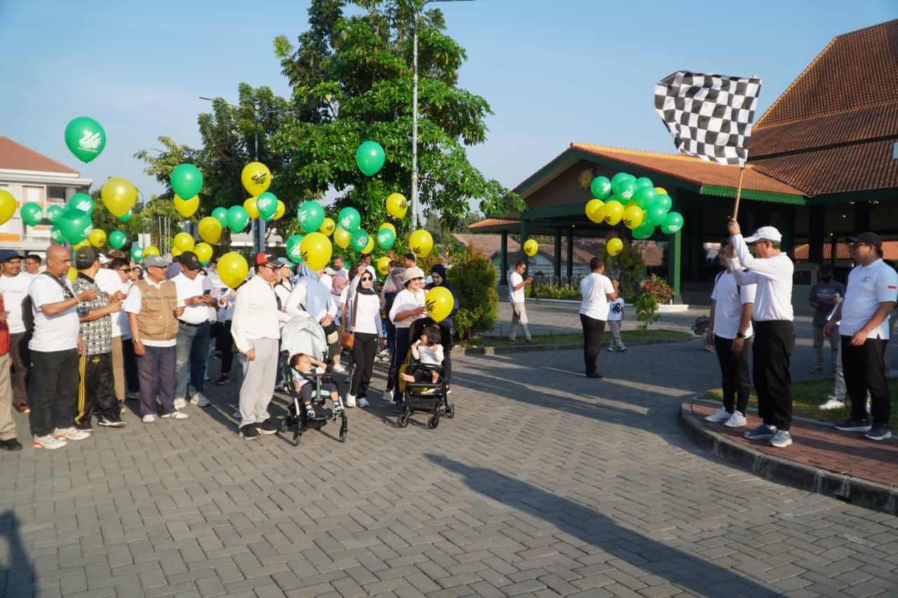 Fun Walk Keluarga Besar UWM Meriahkan Dies Natalis ke-44